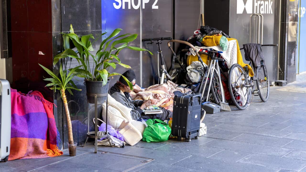 Seorang insan tiada tempat berlindung terpaksa tinggal di kaki lima. Credit: imamember