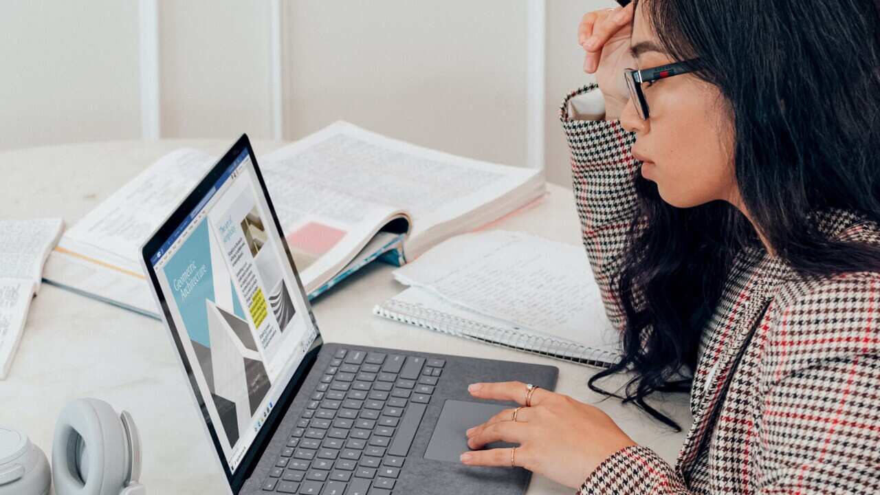 It is hard to maintain concentration when being taught online.