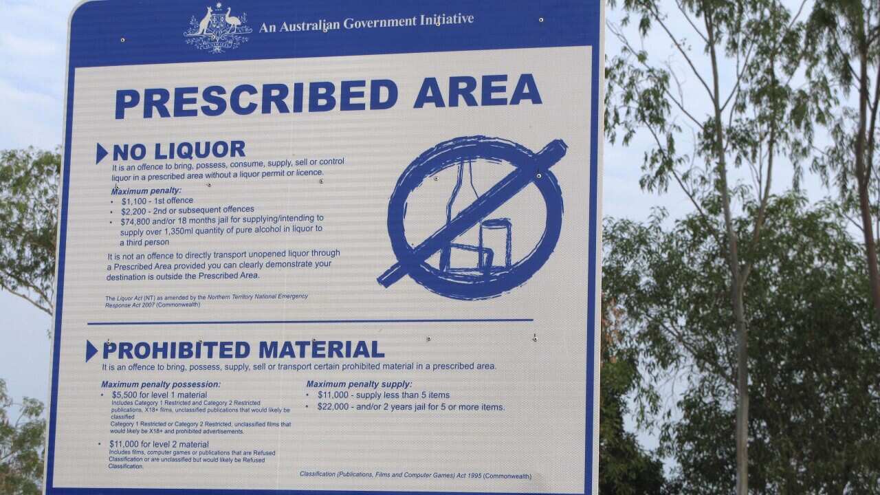 Un cartello che ricordava il divieto di portare, vendere e consumare alcolici a Wadeye, in una delle più grandi comunità aborigene del Northern Territory