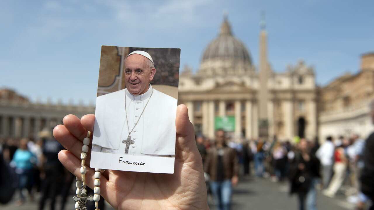 ITALY - REL - FAITHFUL AND PILGRIMS GATHER AT ST PETER'S SQUARE FOLLOWING THE DEATH OF POPE FRANCIS IN THE VATICAN - 2025/04/17
