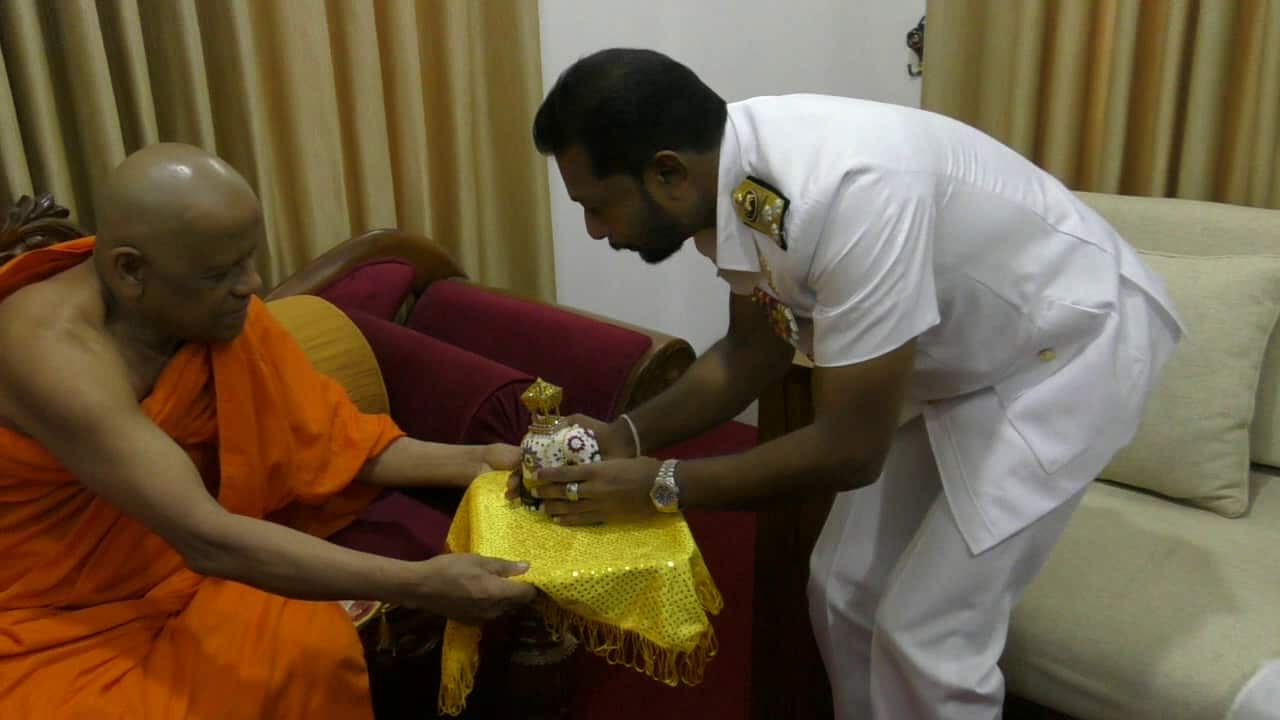 Navy commander visits Asgiri and Malwathu chapters