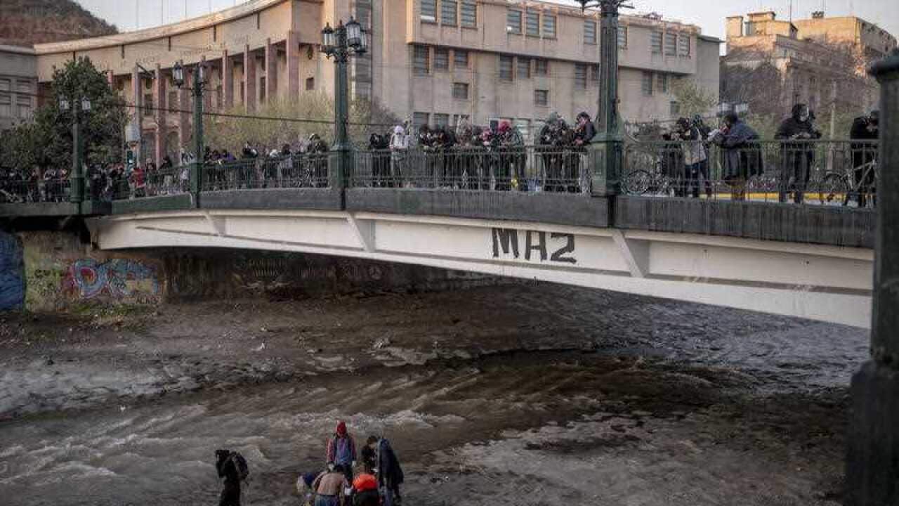 Caída de joven de puente presuntamente empujado por carabinero chileno.
