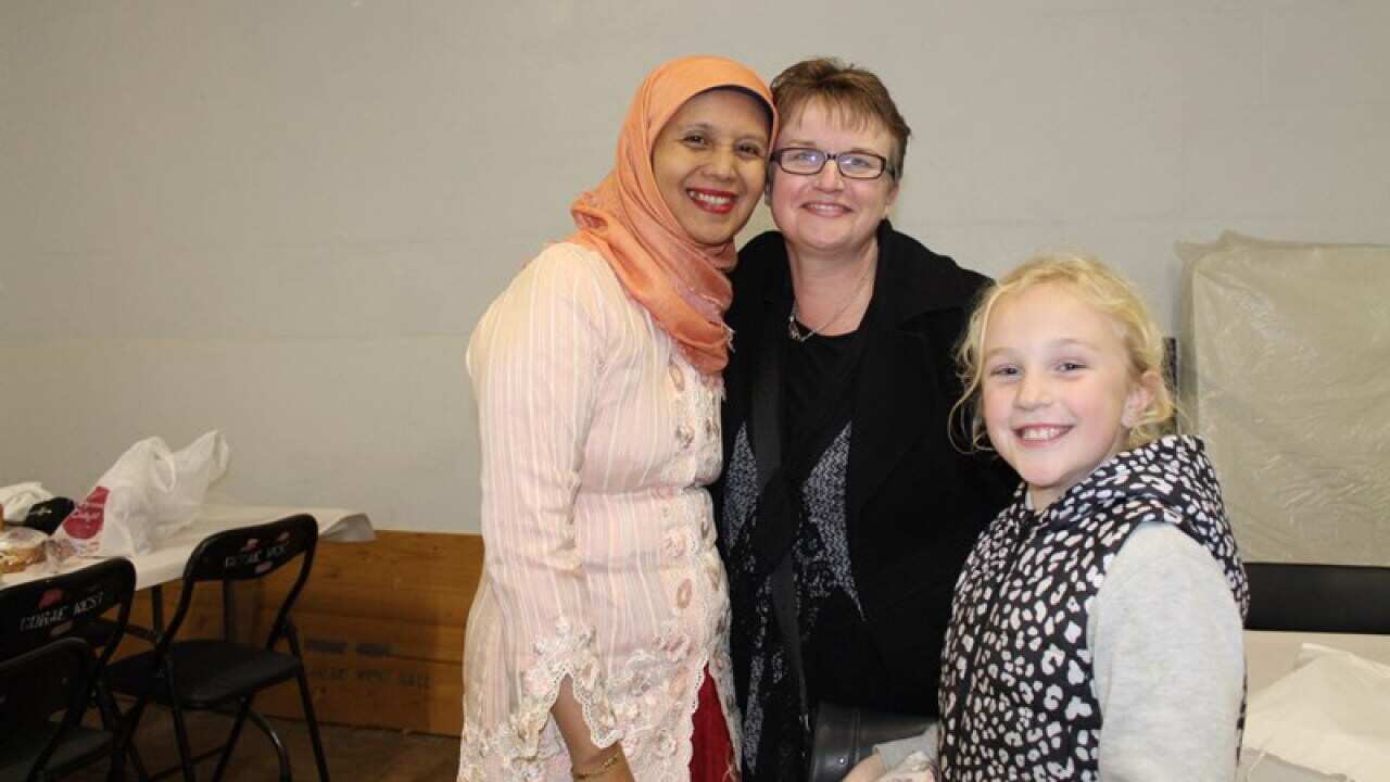Madyaningsih from SMP 5 Yogyakarta, Liz Formby from Cobden Technical School in Victoria and her daughter, Claire, took a break and had their picture taken – Portland 2015..