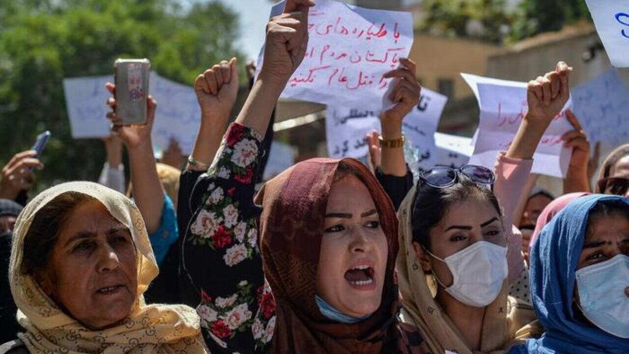 طالبان برای متفرق کردن زنان معترض از شلیک هوایی و خشونت کار گرفتند.
