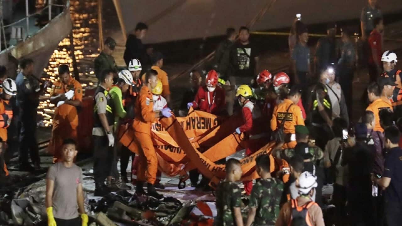 Rrescue team members evacuate bodies of the plane crash victims