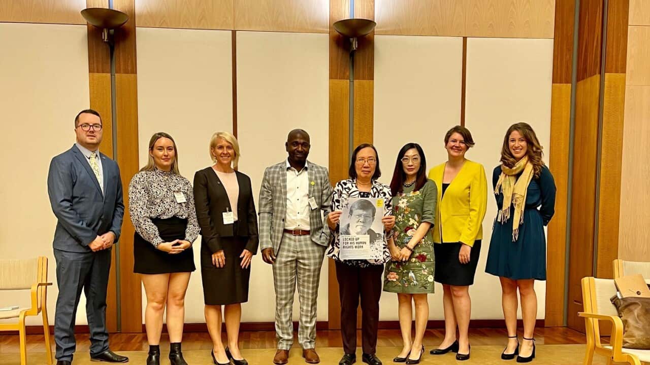 Luật sư Nguyễn Đan Phượng và vợ ông Châu văn Khảm (người thứ ba và thứ tư bên trái) và các dân biểu Úc tại Trụ sở Quốc hội Liên bang ở Canberra nhân ngày Write for Rights