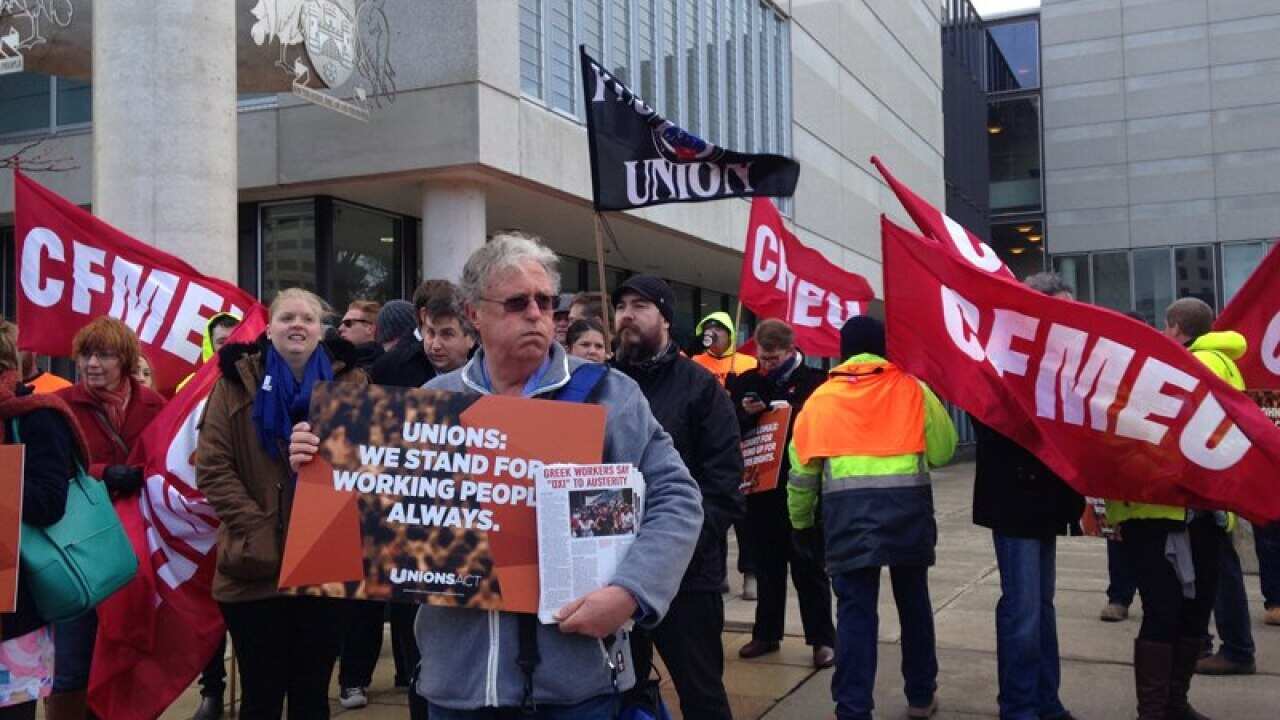 Unionists are rallying.