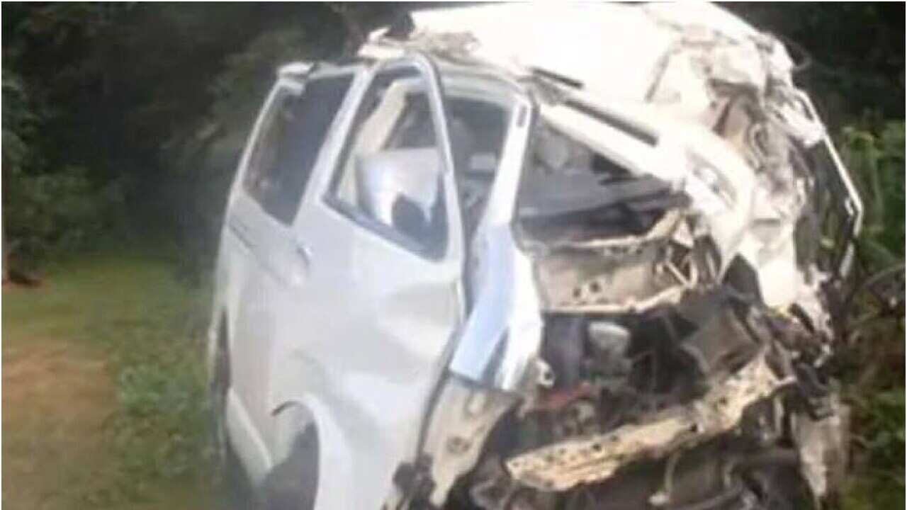 An Australian woman and her four-year-old daughter have died in a highway crash in Sri Lanka.