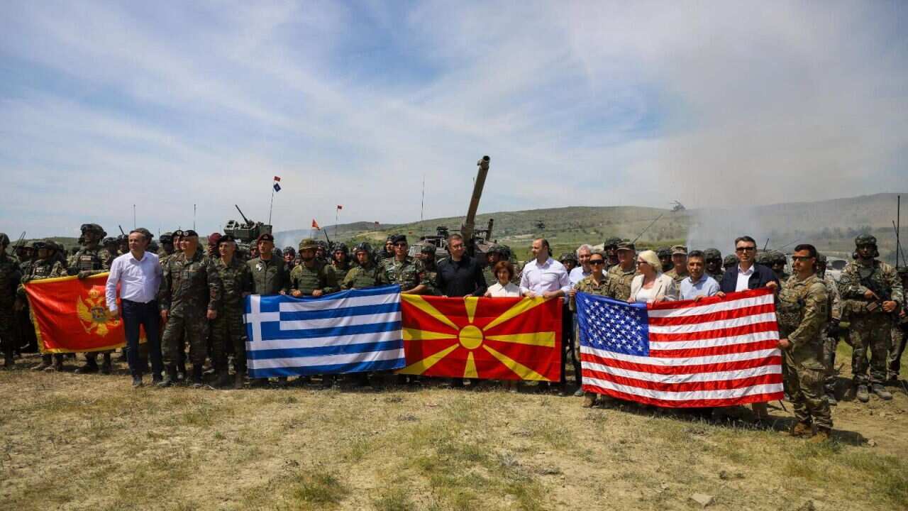 Дел од претставниците на учесниците на воената вежба "Брз одговор 2025" на македонскиот армиски полигон Криволак со претседателката Гордана Силјановска Давкова и премиерот Христијан Мицкоски (средина) 2 јуни 2025 Криволак.