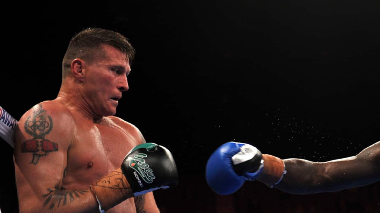 America's Antonio Tarver (R) and Danny Green of Australia (L)