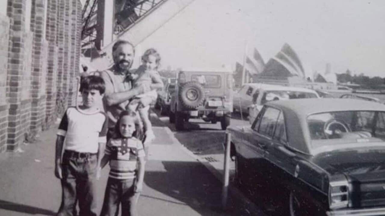 Sonia Di Mezza in braccio al padre Guido, insieme ai fratelli Joseph e Anna con nello sfondo l'Harbour Bridge di Sydney, c.1972 or 1973.