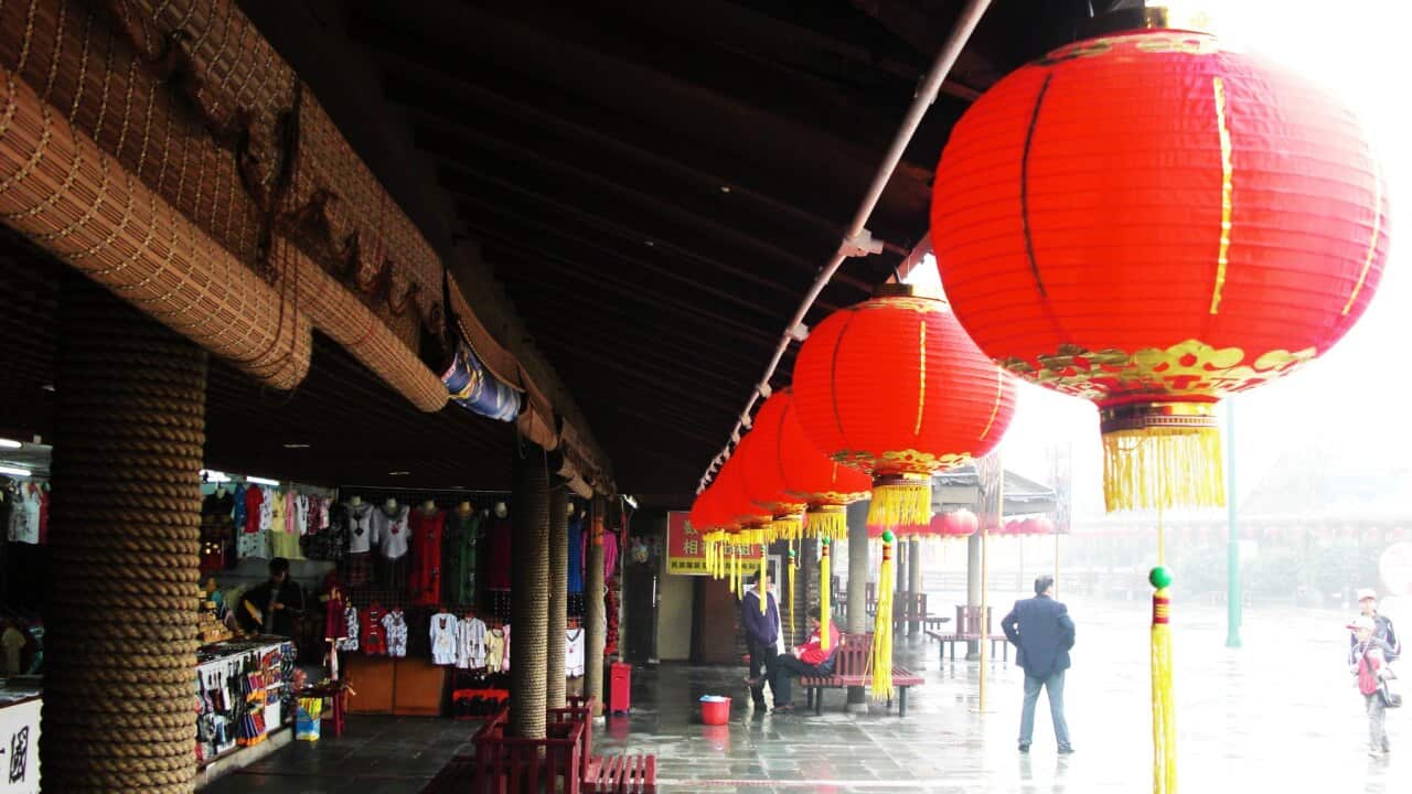 "Shops inside Splendid china" by Lukas Matheou is licensed under CC BY 2.0