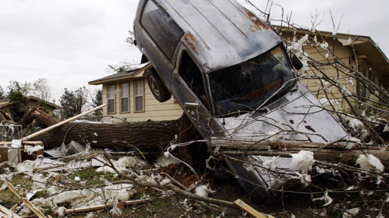 tornado)_car_b_us_110418_ap_1445486542