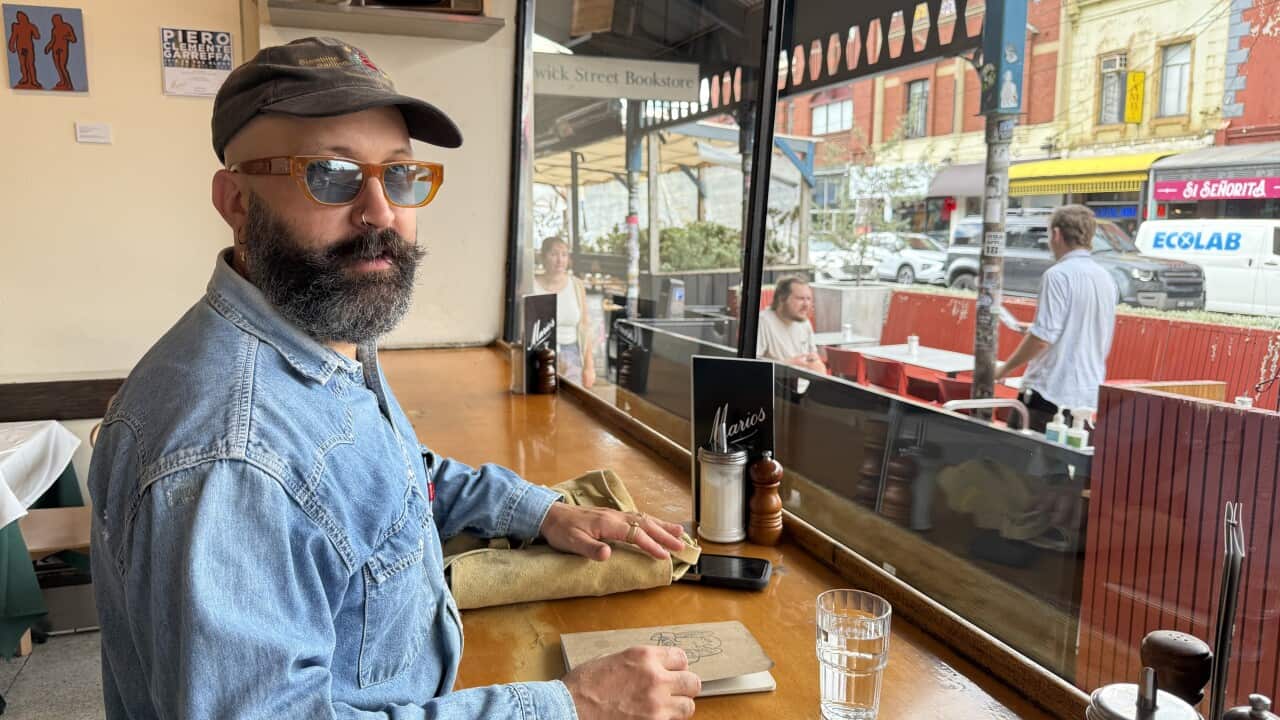 L'artista italoaustraliano Piero Garreffa seduto da Mario's a Fitzroy.