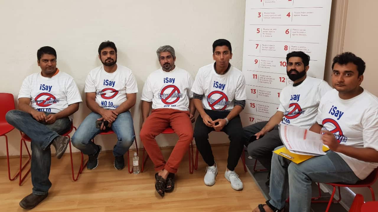 Ahmadiyya Muslim youth donating blood in Melbourne.Source: Twitter - Ahmadiyya Muslim VIC
