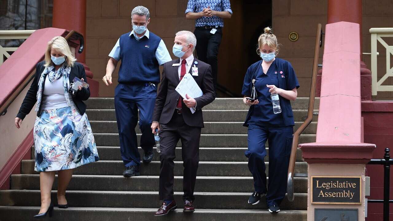 Lo staff del Ministero della Salute del NSW lascia il Parlamento di Sydney dopo che il Ministro dell'Agricoltura Adam Marshall è risultato positivo al COVID