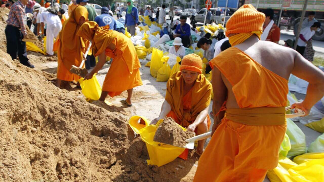 floods_monks_bangkok_thailand_epa_b_111020_1254798256