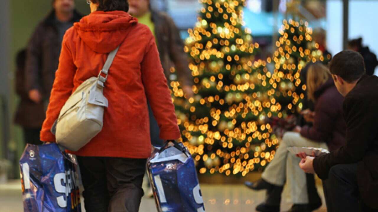 christmas_sale_retail_101123_B_getty_885544903
