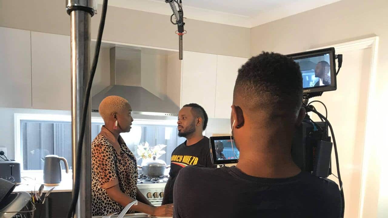 Aho umukinyi w'ireresi John Kay hamwe n'umuhinyanyuzi Young Martin mu mashusho mashasha y'ireresi nshansha.