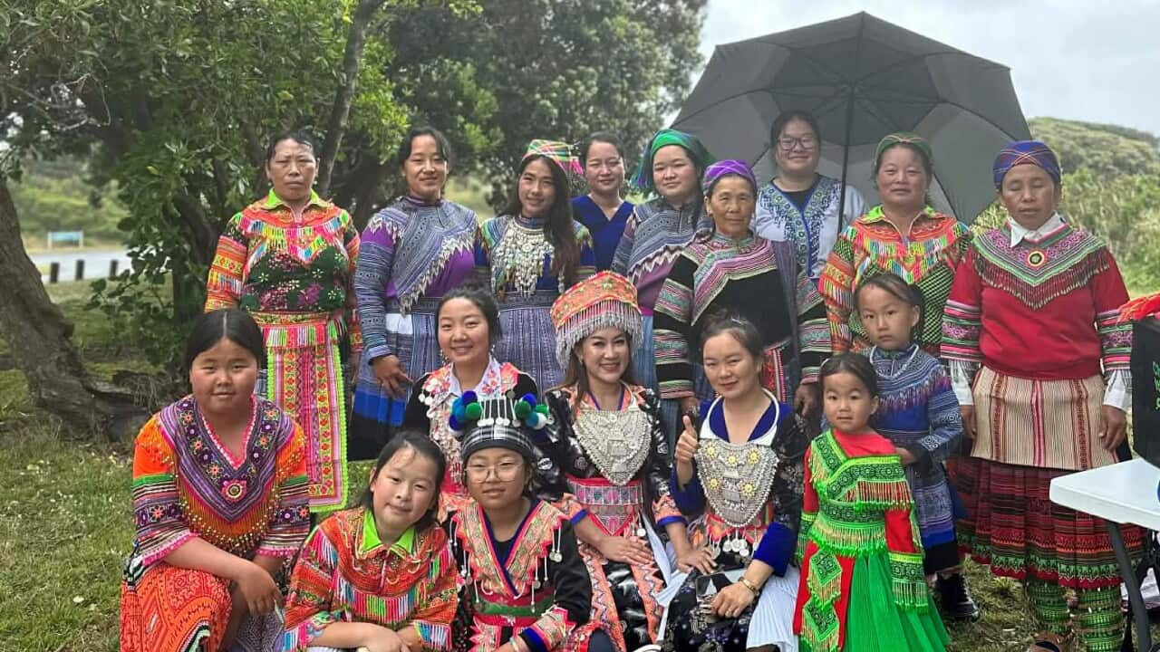 Hmong ladies (Chang Xiong).jpg