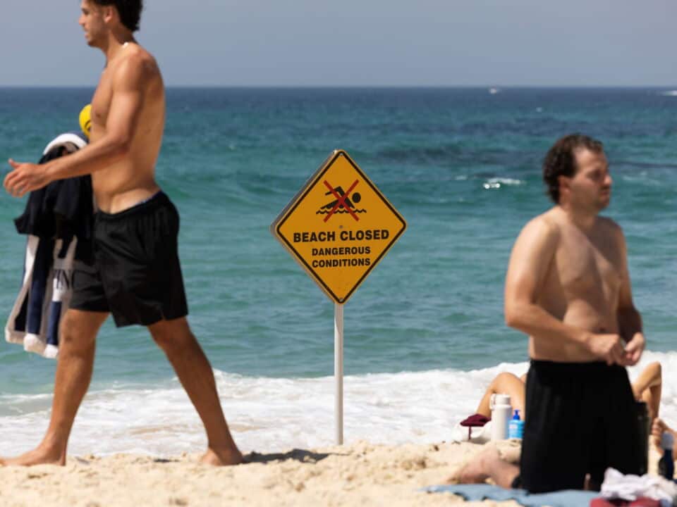 People flock to the beach at Tamarama to cool off in Sydney (AAP Image-Jessica Hromas) .jpg