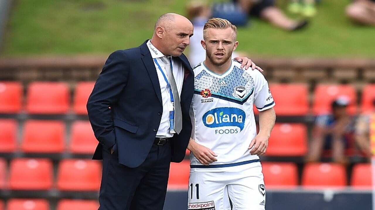 Victory coach Kevin Muscat speaks with Connor Pain