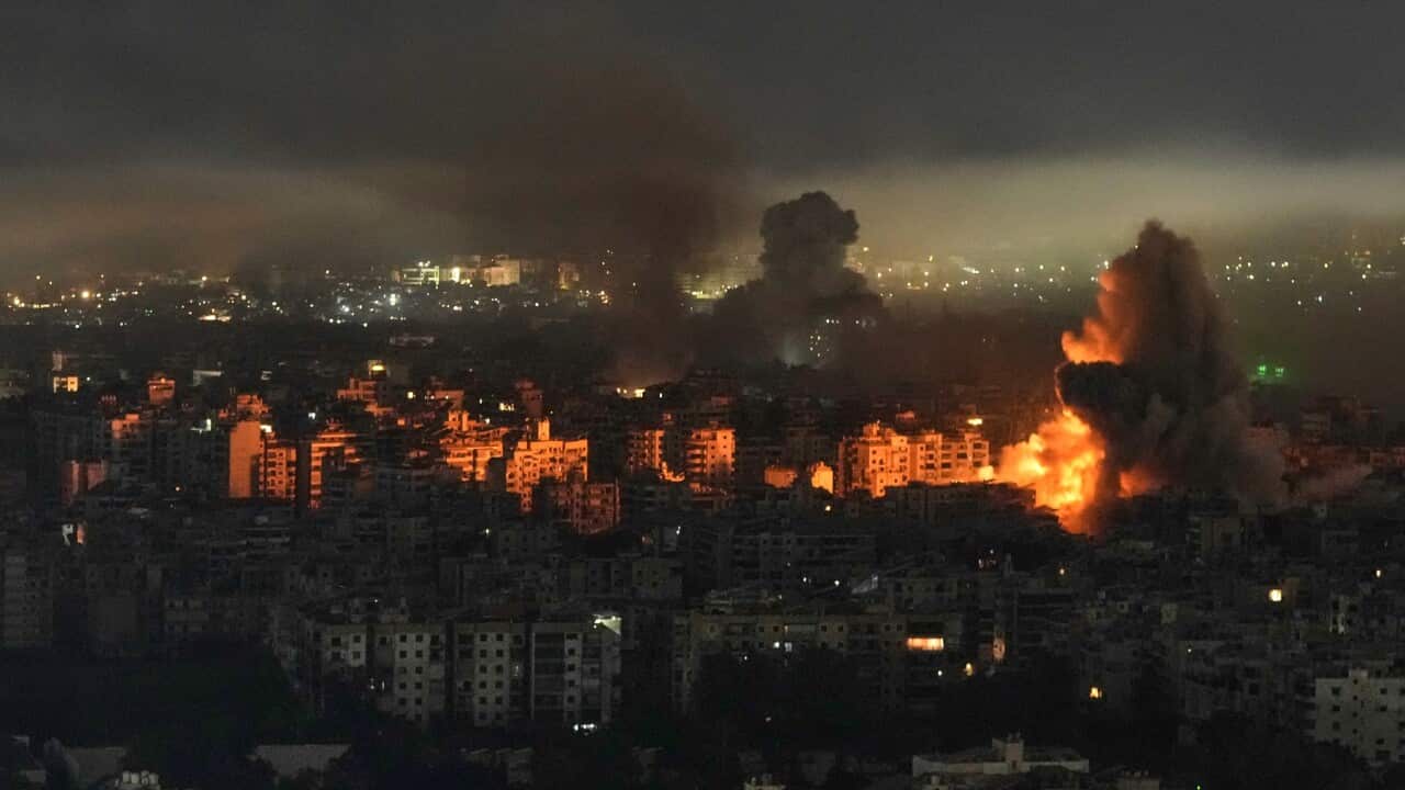 Fumo e fiamme si levano dagli edifici dopo un attacco aereo israeliano a Dahiyeh, nella periferia sud di Beirut, in Libano.