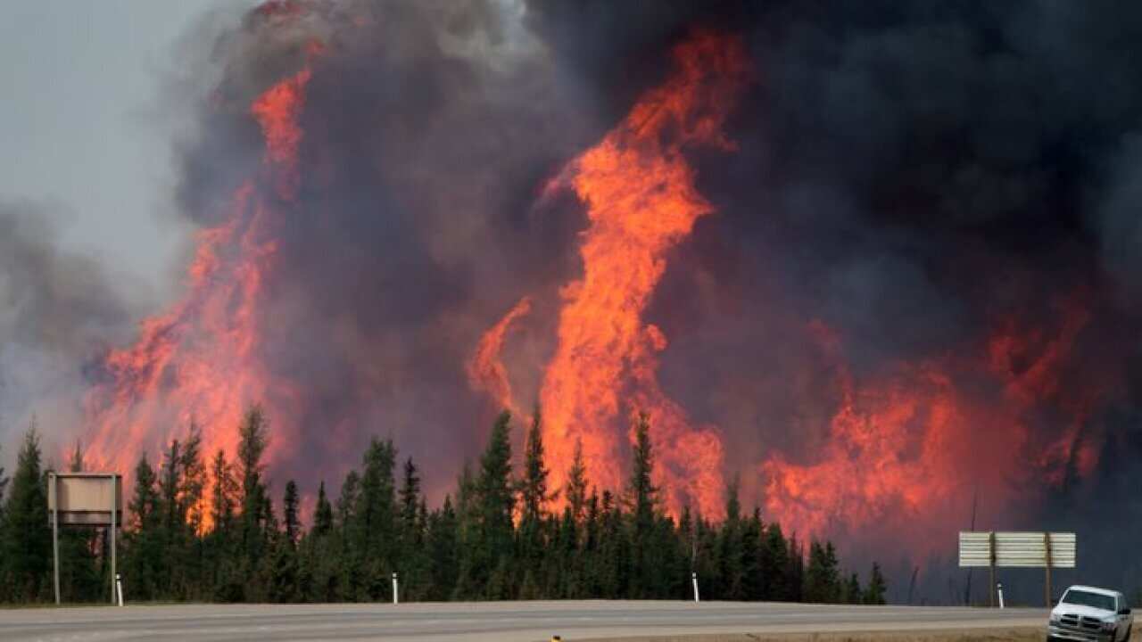 Oil Sands Blaze Forces 80,000 Canadians to Flee Their Homes