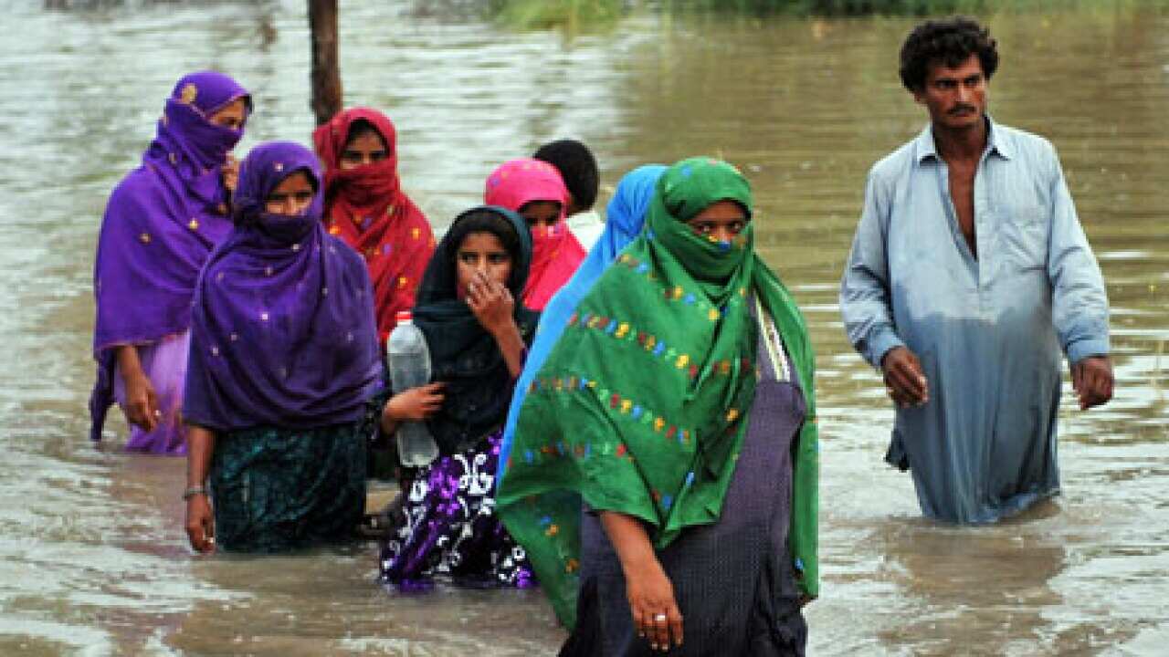 pakistan_floodaid_100822_B_getty_1638508958