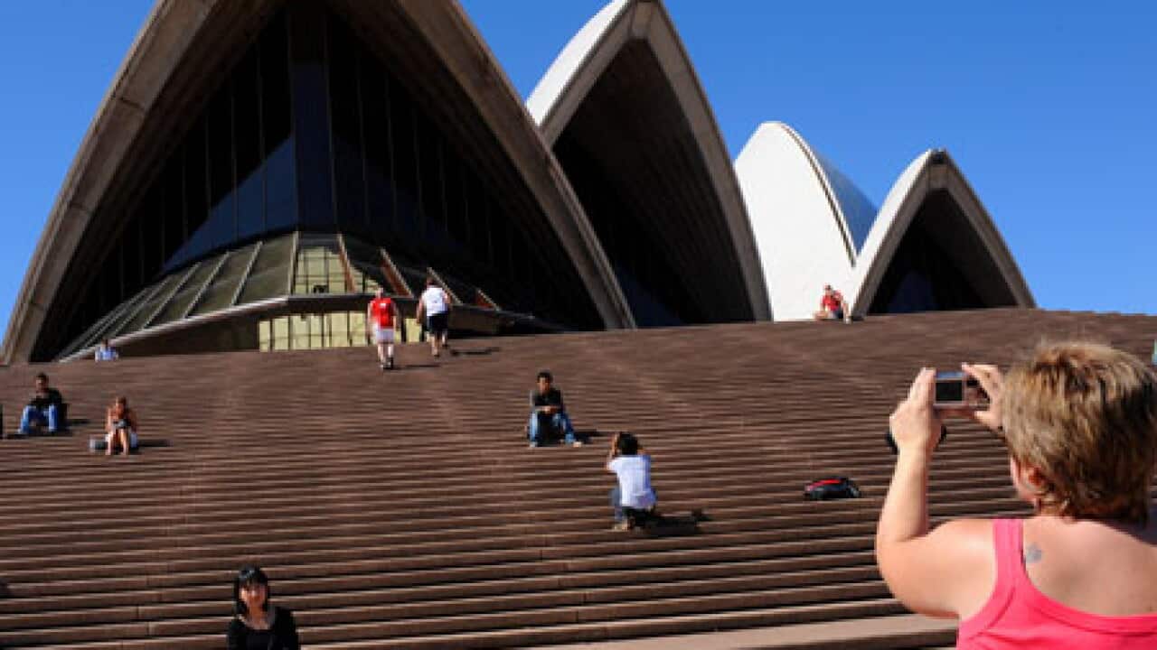 tourists_sydney_B_aap_2057351266