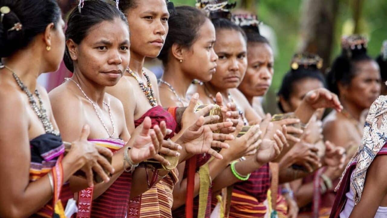 Feto Timor-oan sira ho sira nia Tais.jpg