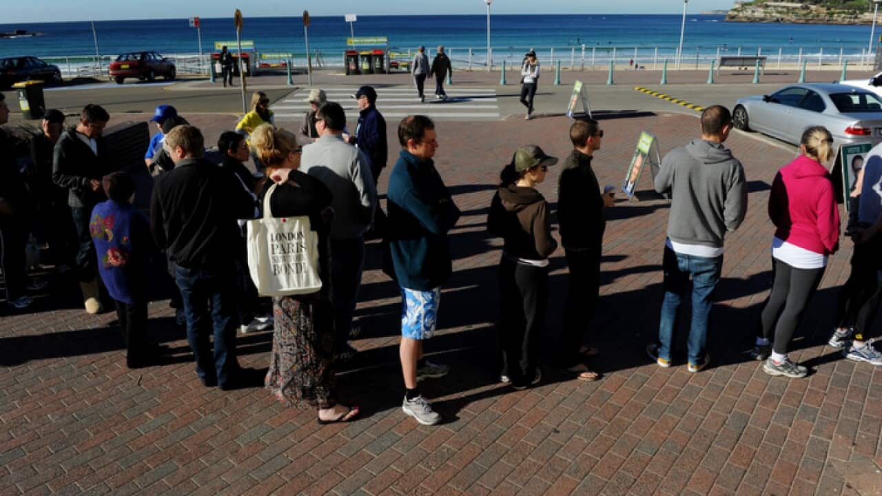Voters que at a polling booth at Bondi Beach in Sydney, Saturday, Aug. 21, 2010. (AAP Image/Tracey Nearmy) NO ARCHIVING