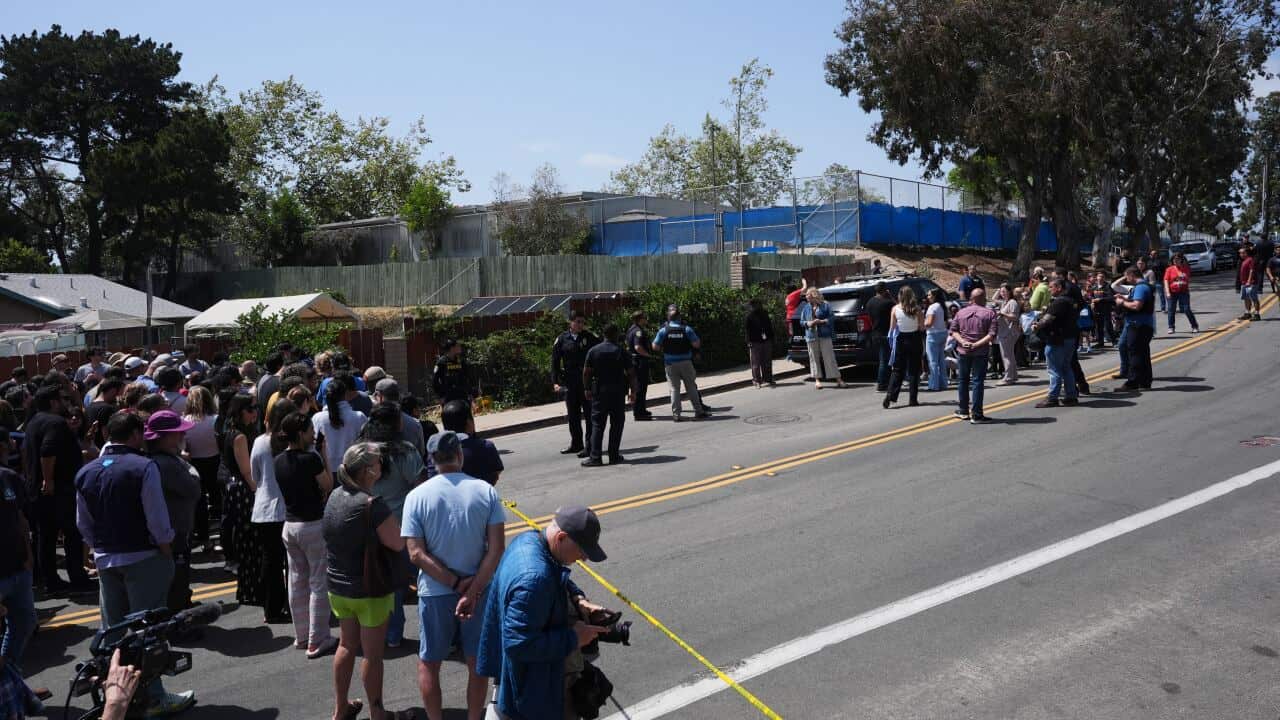 Folla radunata all'esterno dell'Islamic Center di San Diego dopo la sparatoria.