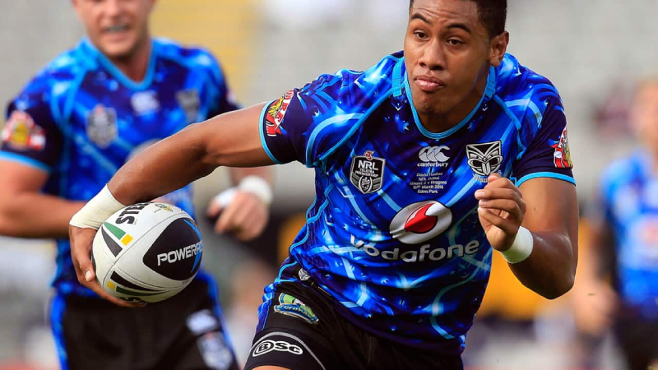 Warriors player David Fusitua runs with the ball