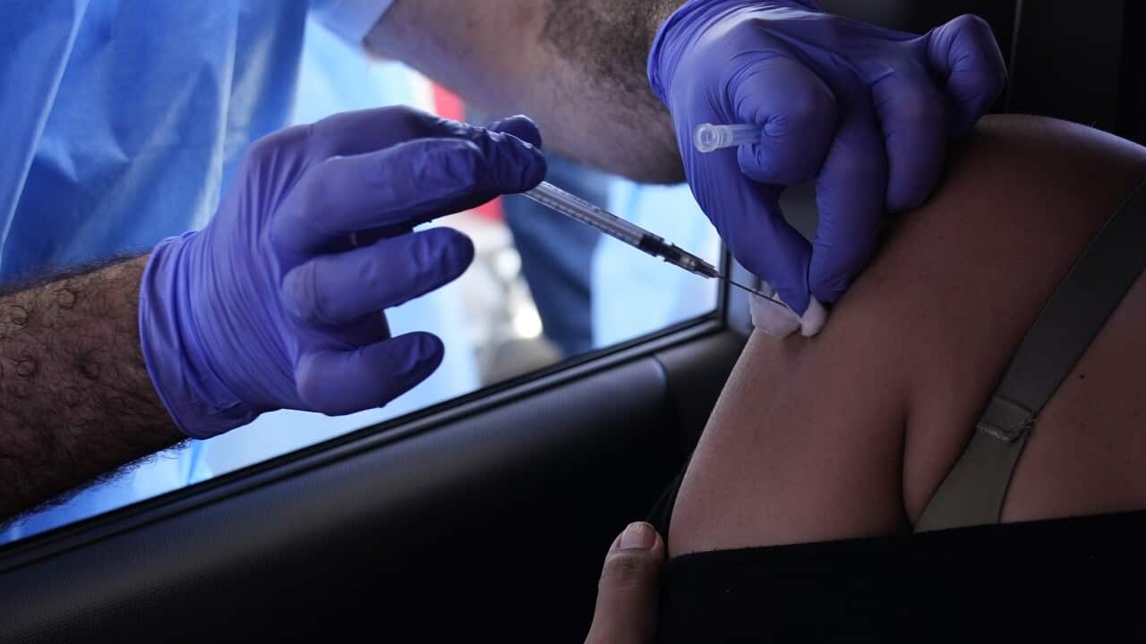 醫護人員為市民注射阿斯利康疫苗