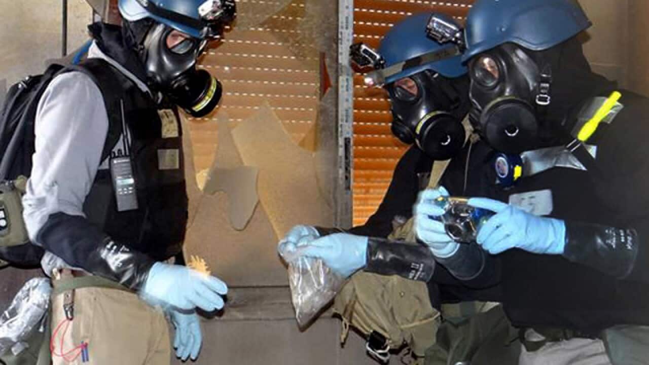A UN investigation team collects samples in Damascus