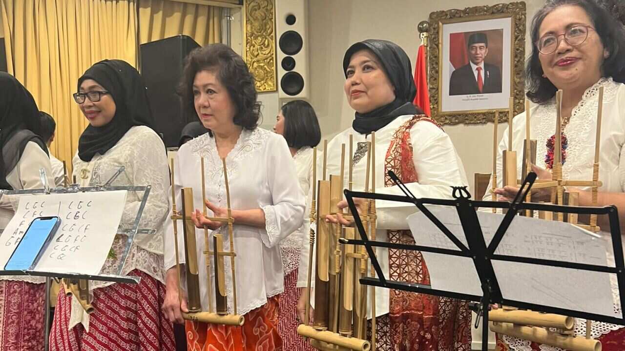 Mantarina Herlianti (2nd from the right) playing ‘Angklung’ with Dharma Wanita group at the “Pray Night” at the Indonesian Consulate General of the Republic of Indonesia in Melbourne on the 19th Aug 2022. (Supplied).