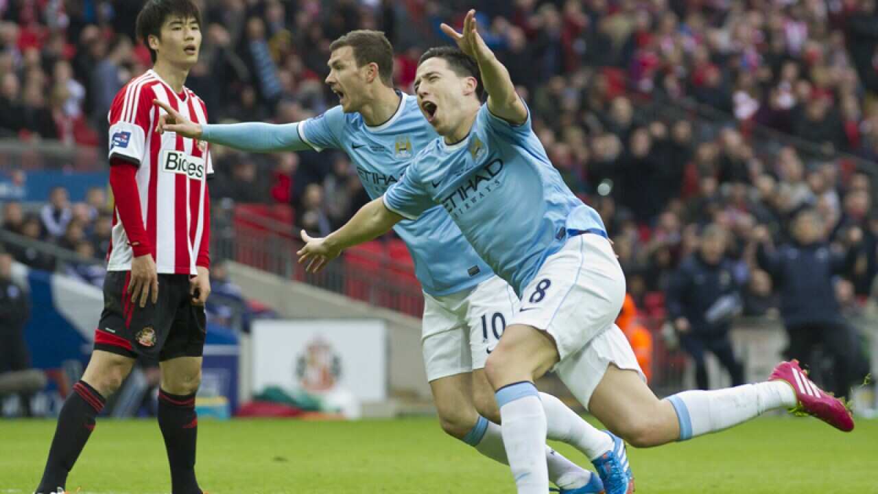 Ki Sung-Yueng (L) looks on after Manchester City players react