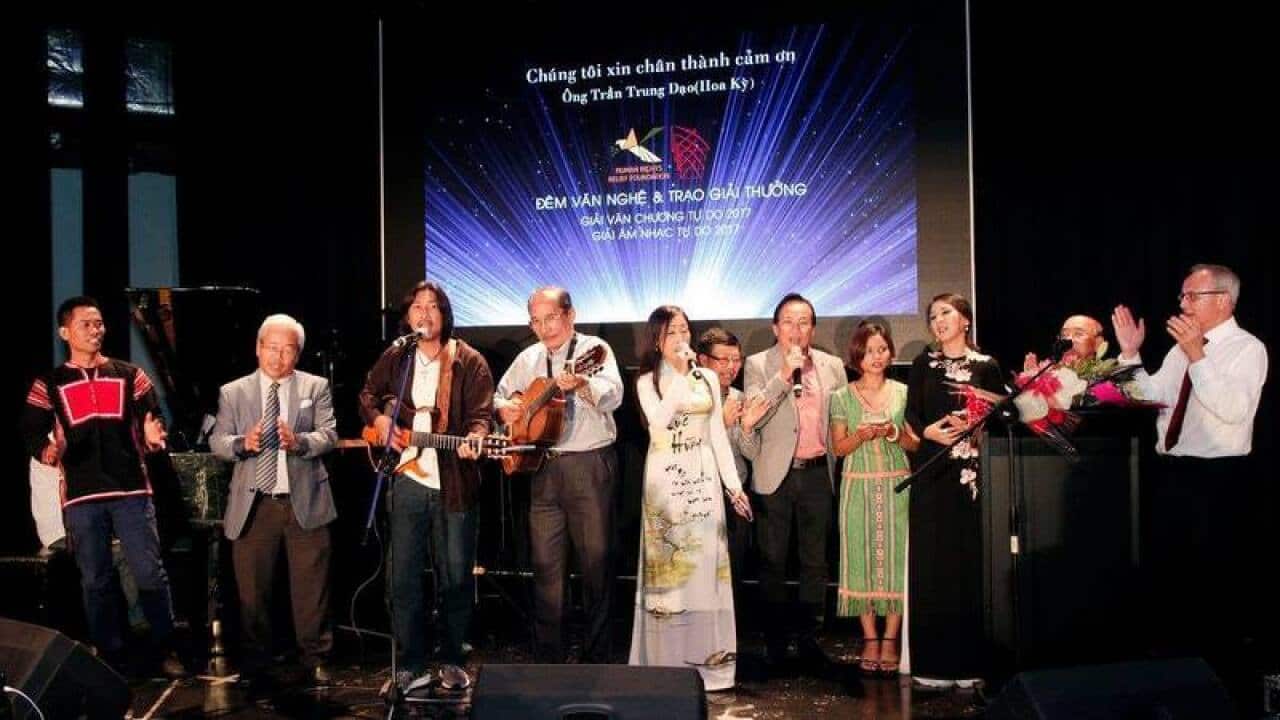 Tất cả cùng hòa lên tiếng hát về một tương lai tươi sáng cho Việt Nam.