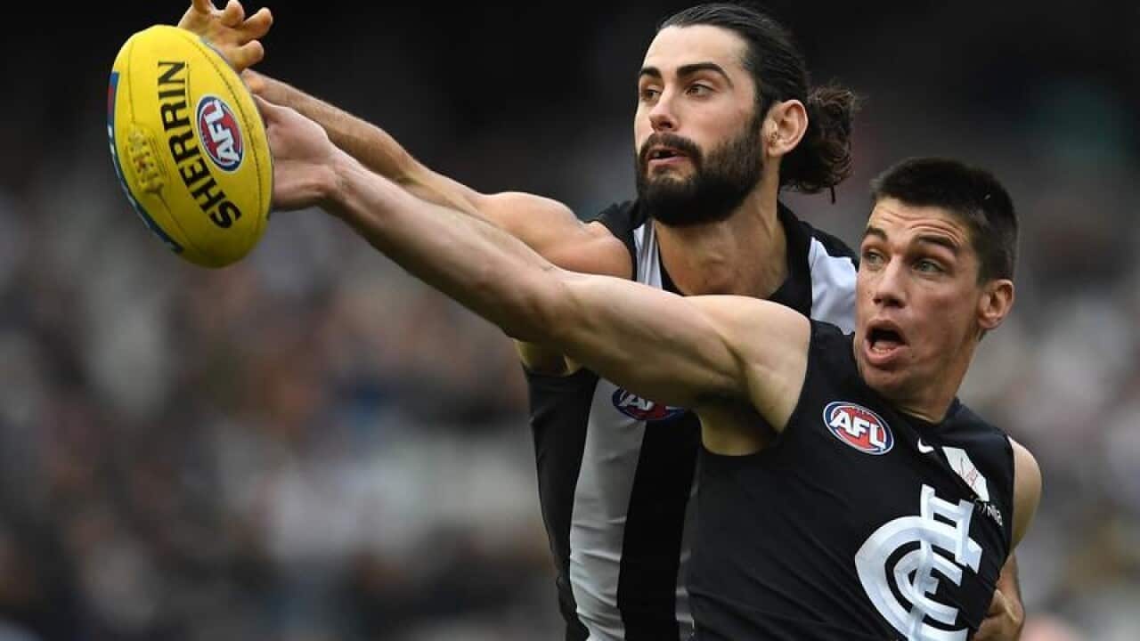 Brodie Grundy of the Magpies and Matthew Kreuzer of the Blues.