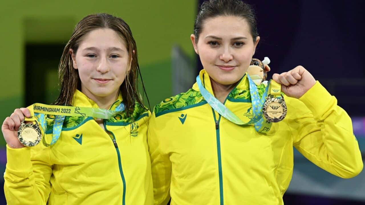 伍麗群(右)與彼得羅芙星期六8月6日在伯明翰英聯邦運動會雙人10米高台跳水為澳洲奪得金牌。