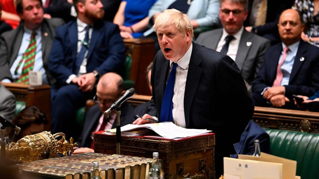 Il primo ministro Boris Johnson si difende davanti alla Camera dei Comuni.