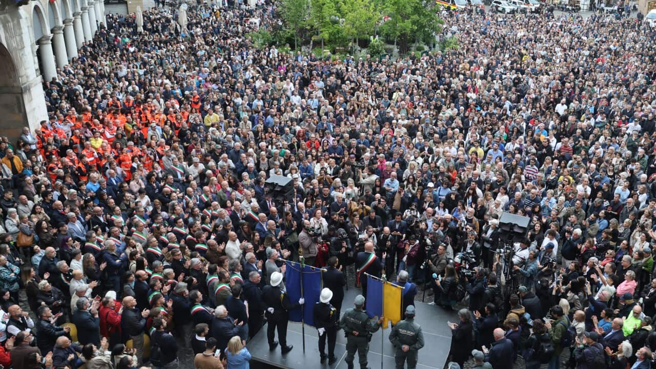 Modena, un presidio di centinaia di cittadini per esprimere solidarietà alle vittime dell'attentato