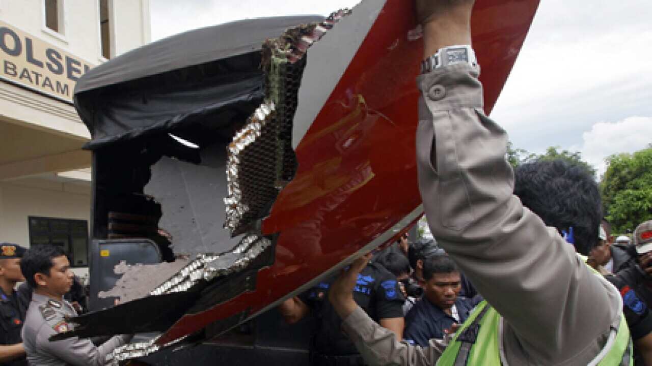 qantas_debris_b_101105_aap_917324936