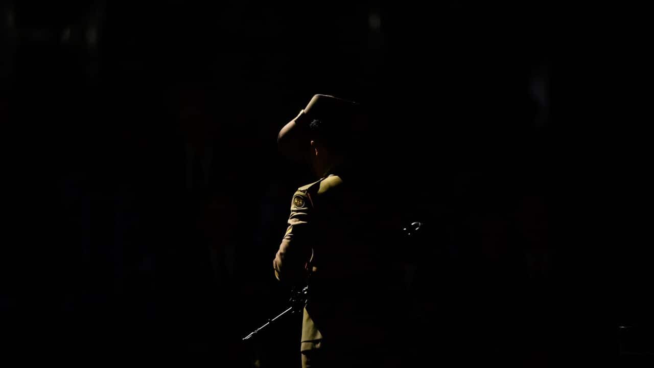 Members of the Catafalque Party stand guard during the Anzac Day Dawn Service at the Cenotaph in Martin Place in Sydney {AAP)