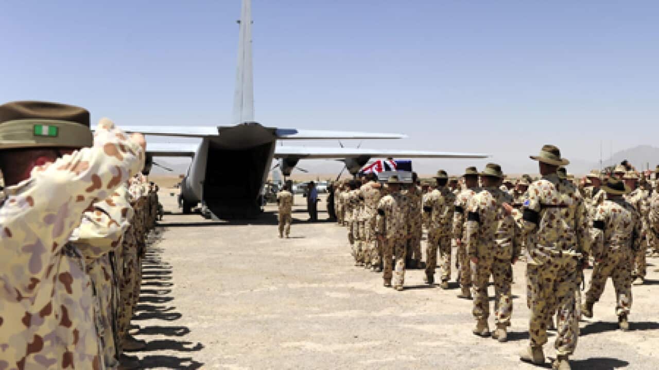 Bewes_Aussie_soldier_farewell_afghan_100813_b_AAP_315507915