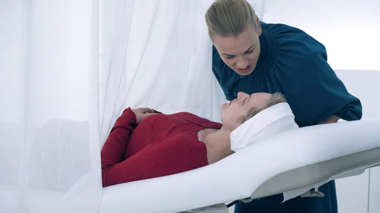 The Handmaid's Tale, season 2, Elisabeth Moss and Yvonne Strahovski