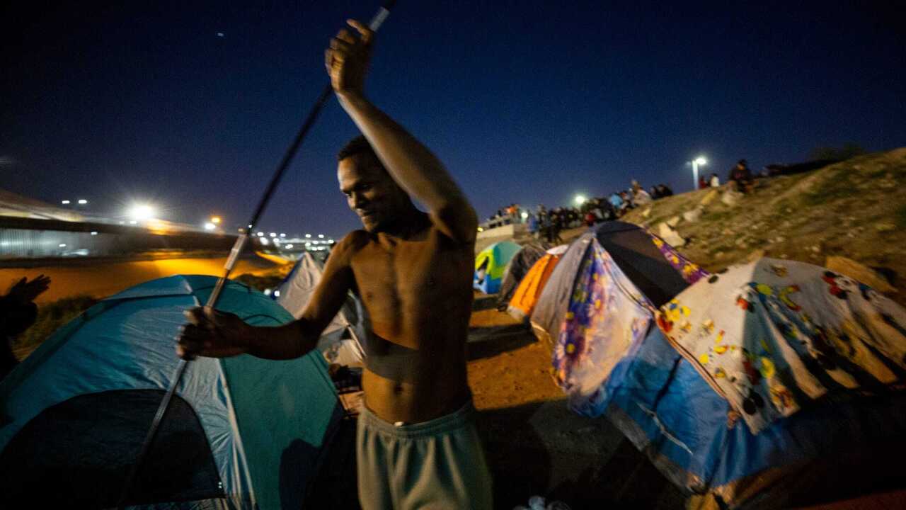 TX: Venezuelan migrant encampment on the Rio Grande in Ciudad Juarez