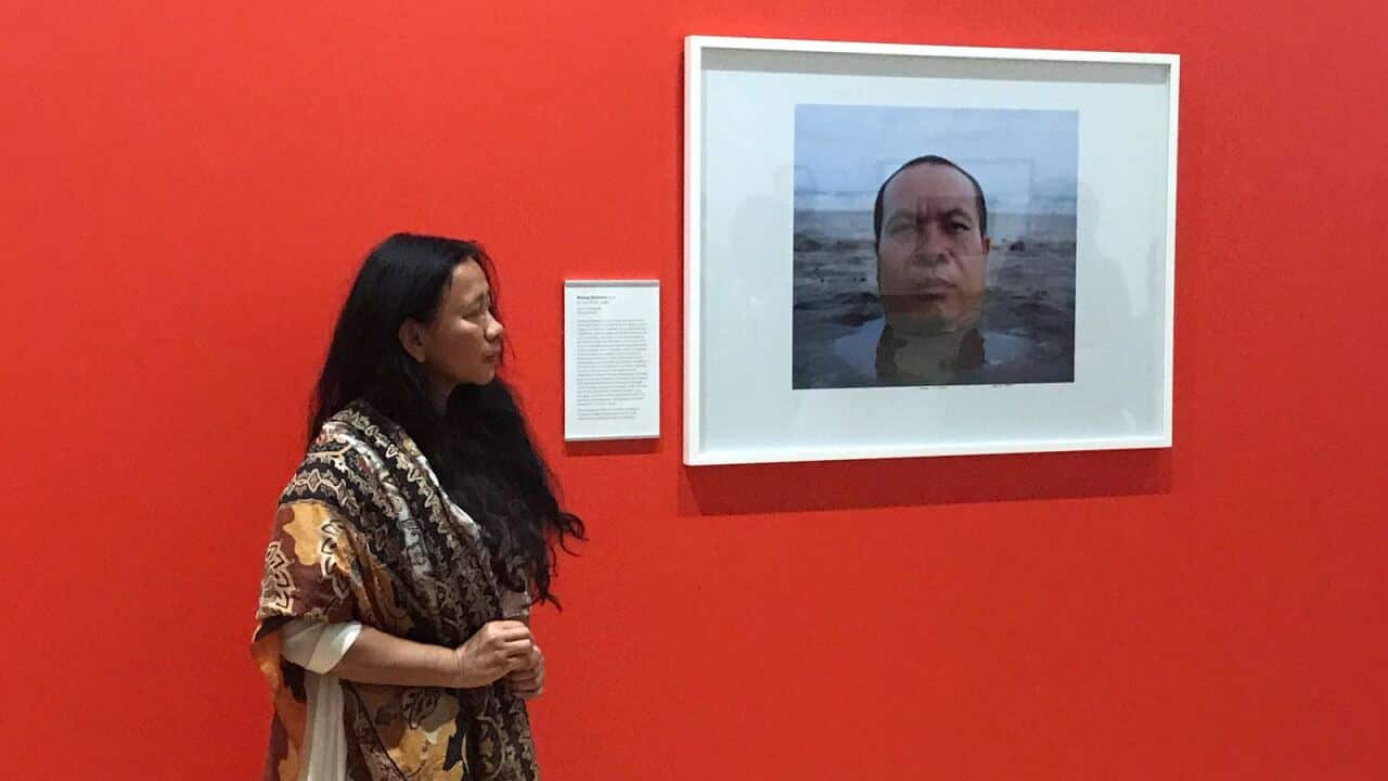 Rachmi Diyah Larasati with the photo of Dadang Christanto at the National Portrait Gallery, Canberra