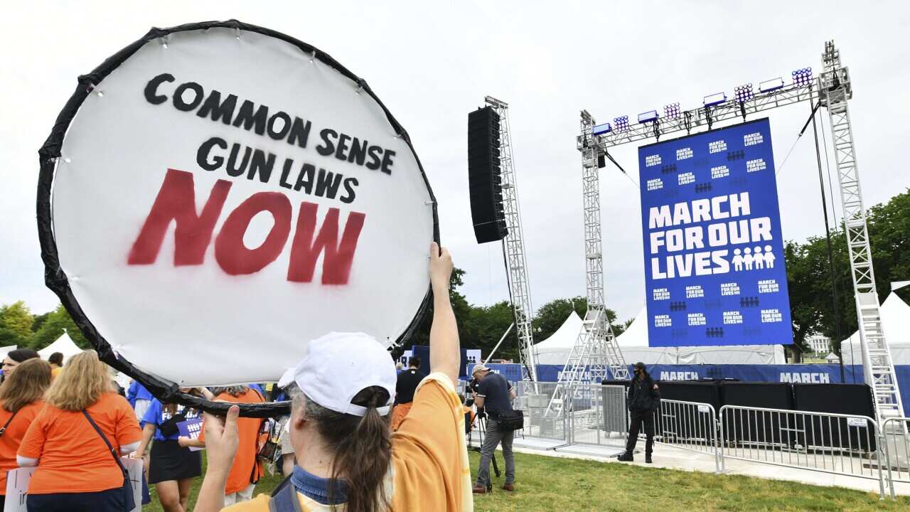 L'immagine di una manifestazione a sostegno dell'introduzione di leggi più restrittive sull'acquisto e sul porto di armi negli USA